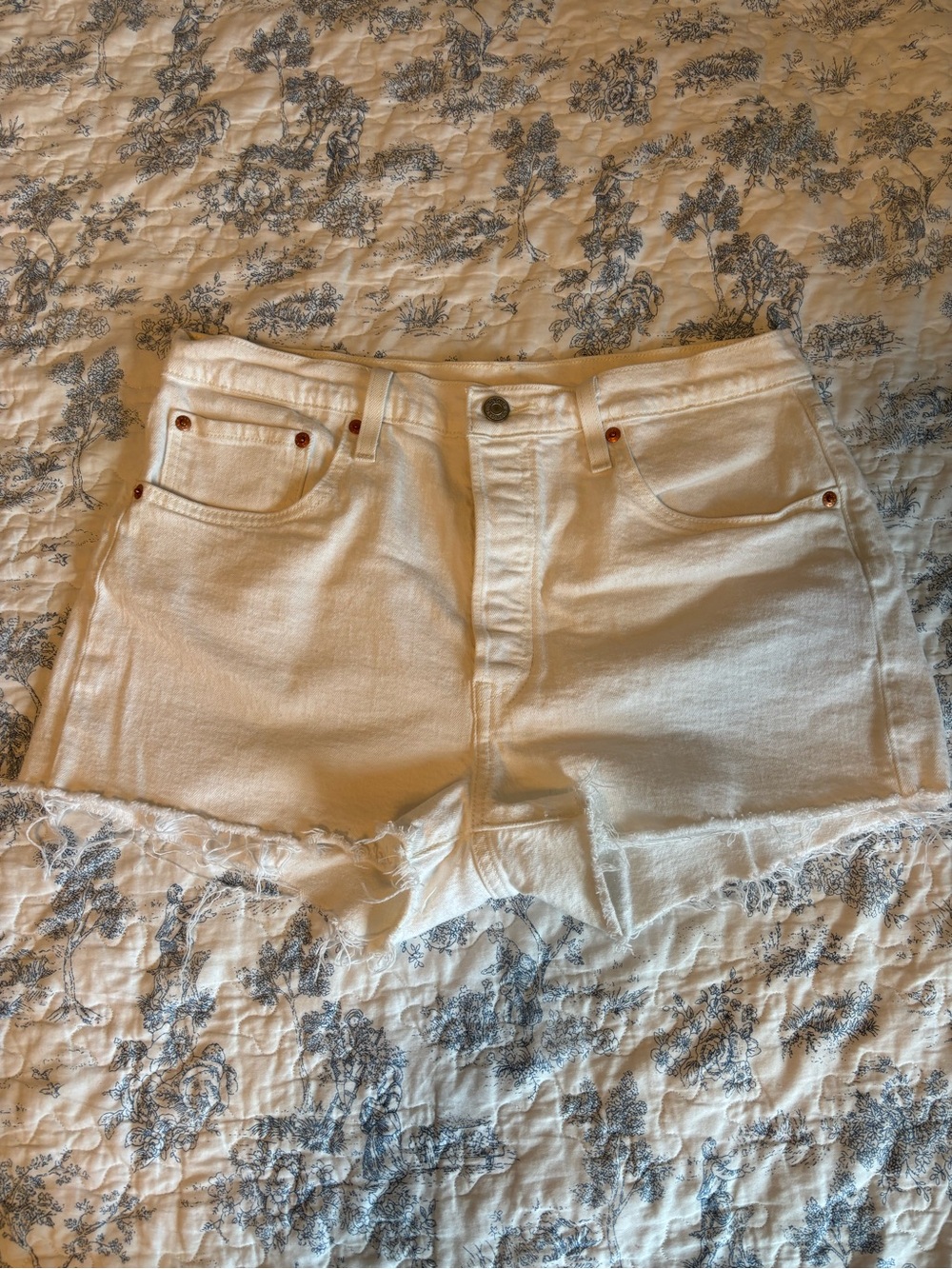 Levi's Size Large White Raw-Hem High-Rise Denim Shorts